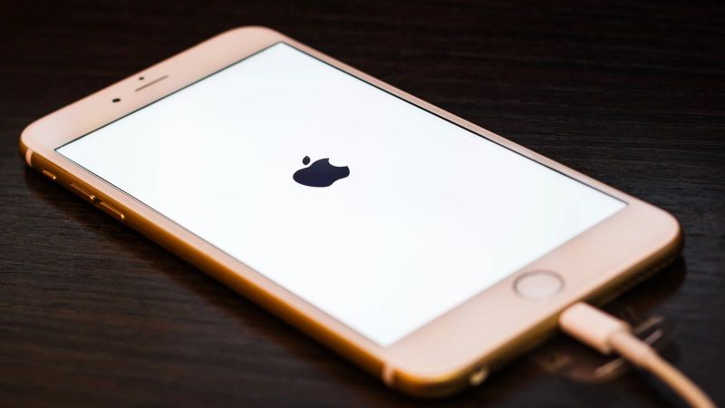 how to fix iphone or ipad that keeps shutting off