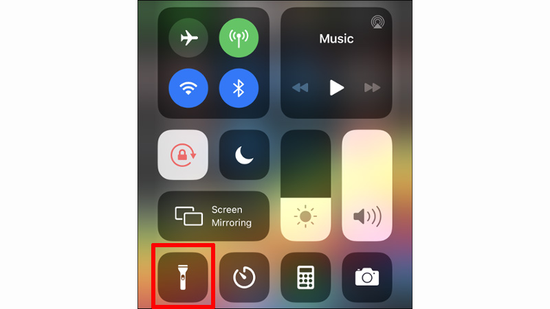 turn your iphone flashlight on and off